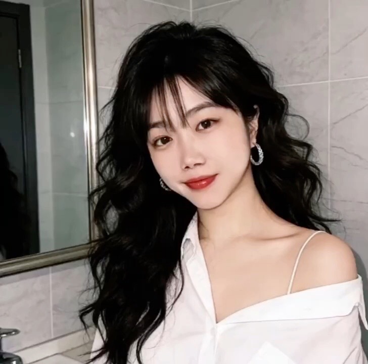 穿著你的白襯衫在你身邊的女人