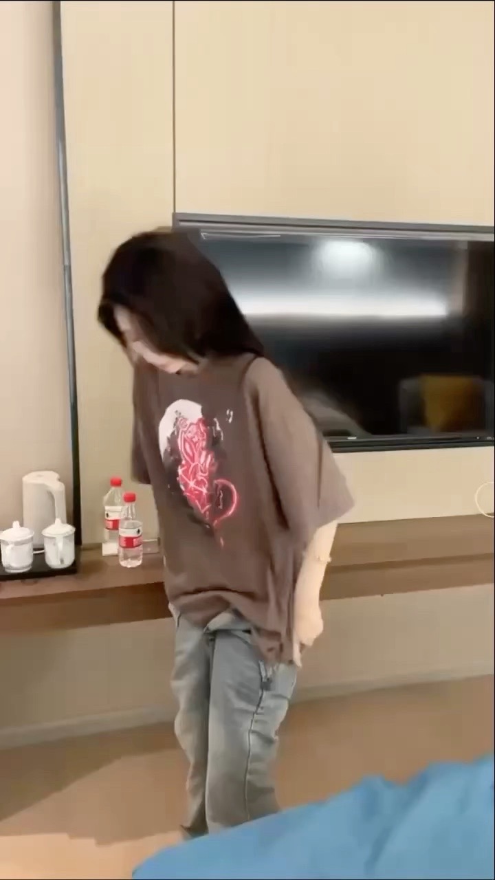 抖音千万网红 呆妹儿小霸王 首秀塌房后续！前男友曝光完整版做爱视频 从床上操到地上 声音一摸一样实锤无疑！ | 51吃瓜网