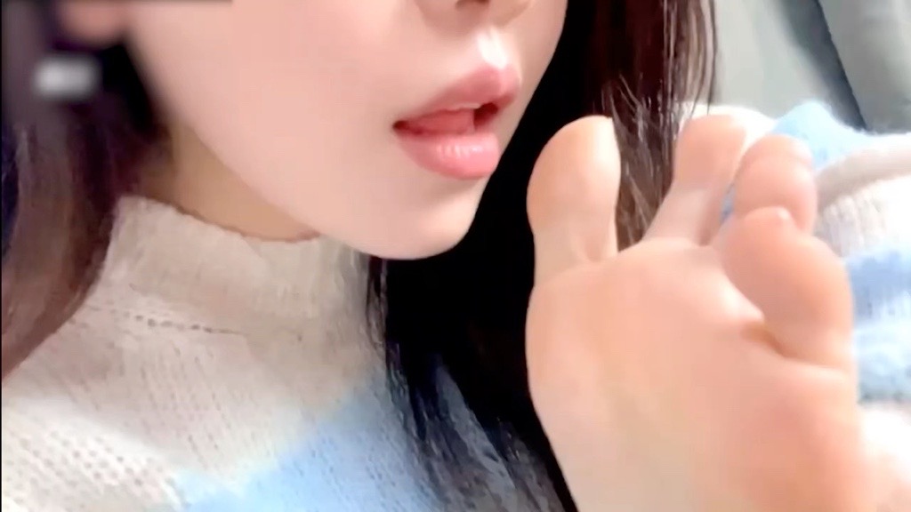 抖音极品嫩妹 别拔虎牙 金主定制舔脚足交吞袜私拍流出 绝美玉足诱惑无比 足控党的瓜友们这下有福了！ | 51吃瓜网 (001)