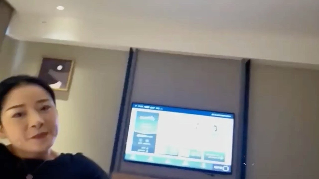 全网疯求蓝色蝴蝶结视频 抖音网红 alin 被误认成女主 丝袜美脚挑逗羞辱激情四溢！ | 51吃瓜网