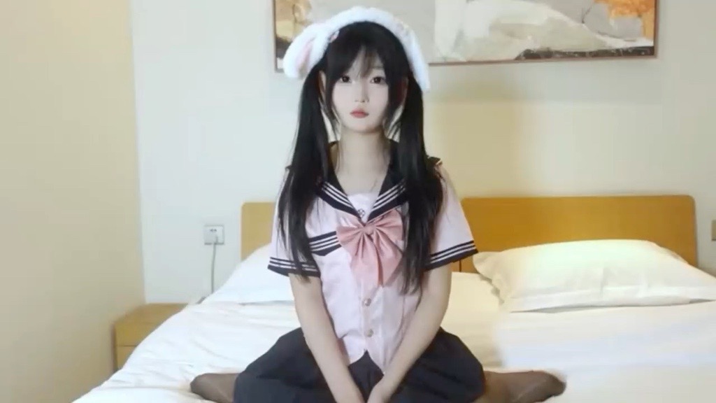 摄影大神 老虎菜 约拍新作 清纯嫩妹穿黑丝制服摆弄淫骚动作 模拟足交伸脚挑逗欲火层层叠加 | 51吃瓜网