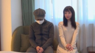 fc2-ppv-4664959 FC2-PPV-4664959 夫婦で出演！どうしても奥さんがハメられてるとこ見たいと言うことで。旦那の前で、イキまくりながら、「なかに出してぇ♡」っておねだりしちゃう奥さん。