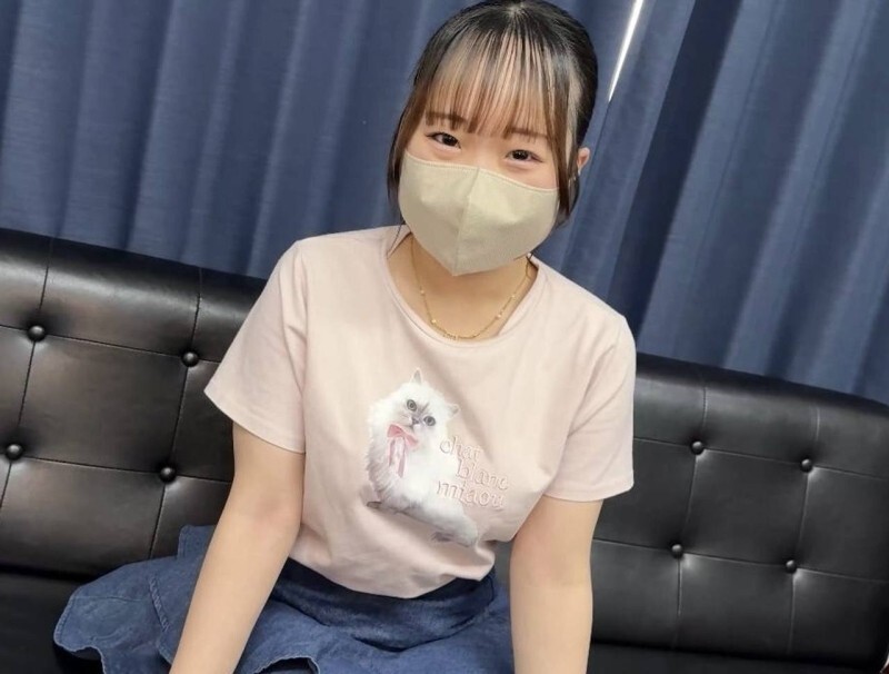 FC2-PPV-4751534 【純素人初拍】經驗不足的18歲少女，超可愛♡這顏值和F罩杯巨乳，簡直讓人無法抗拒！她被純粹的插入和中出搞得暈頭轉向。附贈花絮