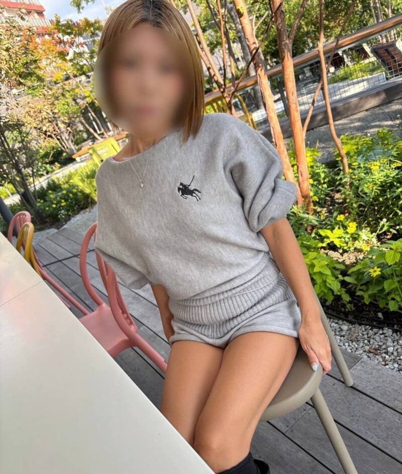 FC2-PPV-4792091 【完全素人】小麦肌がそそる激エロ人妻！断れない性格で押しに弱いダメ妻。危※日でも構わず膣奥に中出しハメ。特典有り