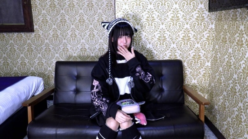 FC2-PPV-4852010 【素人初體驗】身高153cm、體重36kg的苗條coser Shio（20歲）首次出鏡。她被灌精並進行了肛交。她使用長振動器反覆達到高潮，口水直流，身體顫抖。