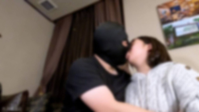 FC2-PPV-4857680 【業餘初次拍攝】艾莉（18歲）素顏出鏡，以獨特視角拍攝。她平靜而懵懂地接受了中年男子的慾望。