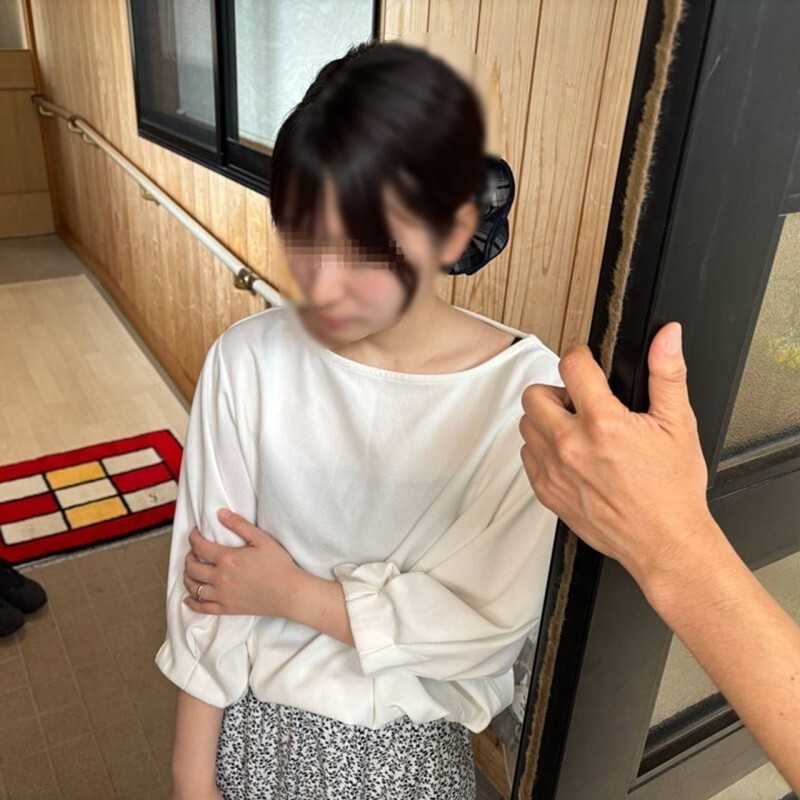 FC2-PPV-4904760 【私下拍攝】一位家庭主婦來到鄉下，夢想一夜致富。她忠貞不渝，天真無邪，任由目光短淺的丈夫擺佈，卻依然委身於他，沉溺於享樂之中。這是一段雙方都有責任的婚姻。