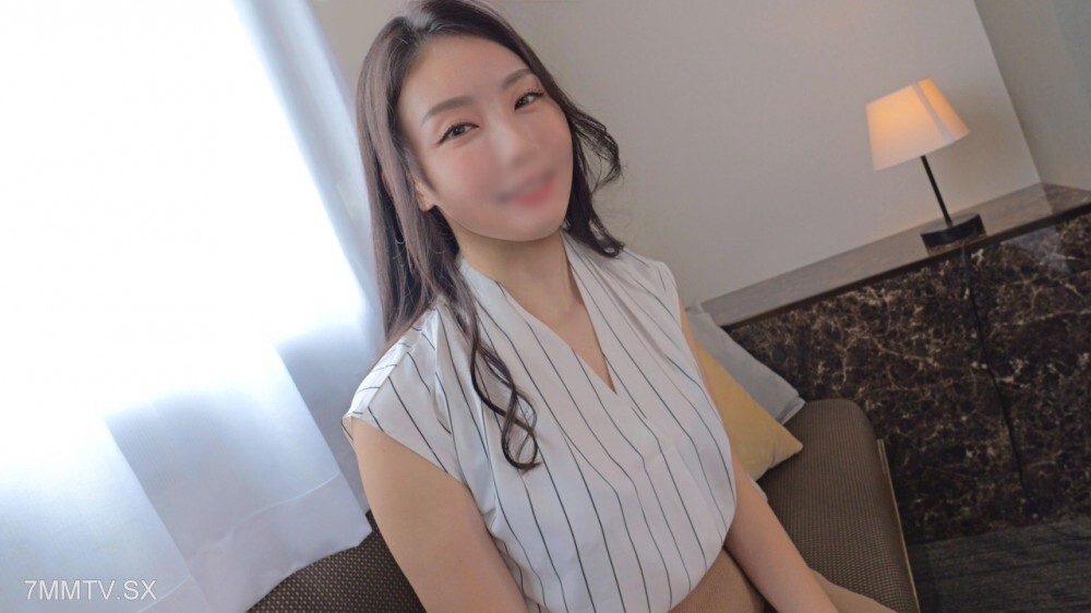 FC2-PPV-4932990 一位40歲新婚成熟女性，有著不可饒恕的生育經驗和寄宿受孕，強烈渴望一位新女孩在場，並接受NTR種馬的奶油派。