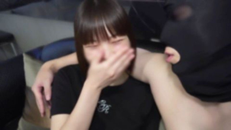 FC2-PPV-4975498 【初次拍攝】一位19歲的音樂系學生，經驗尚淺。她個子不高，但正值青春期，渴望表現得更成熟。一位年長男子的硬挺陰莖探索著她年輕的身體。
