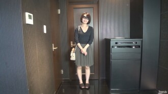 fc2-ppv-902839 FC2-PPV-902839 【半額　５００円】現役自衛官人妻がナース服で挿入中に旦那に電話＋中出し　「今日も仁王立ちフェラチオしちゃいますね」　エアーギター＋エアドラム＋変顔【個人撮影】ZIP付き