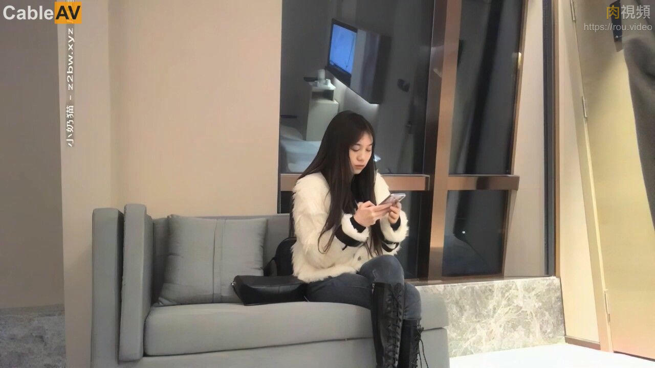 【小寶尋花】黑靴牛仔褲笑起來甜美妹子，舌吻舔弄奶頭按頭口交，上位騎坐側入抽插大力猛操