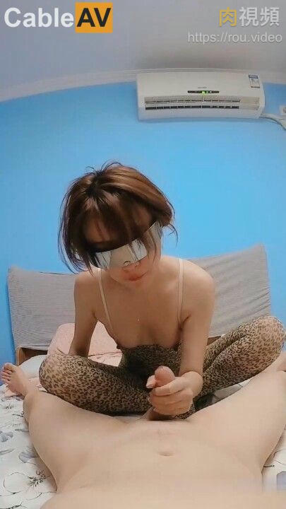 極品豹紋人妻，身材保養的好好，騎馬技術了得，逼夠粉，夾得雞巴癢癢！ 