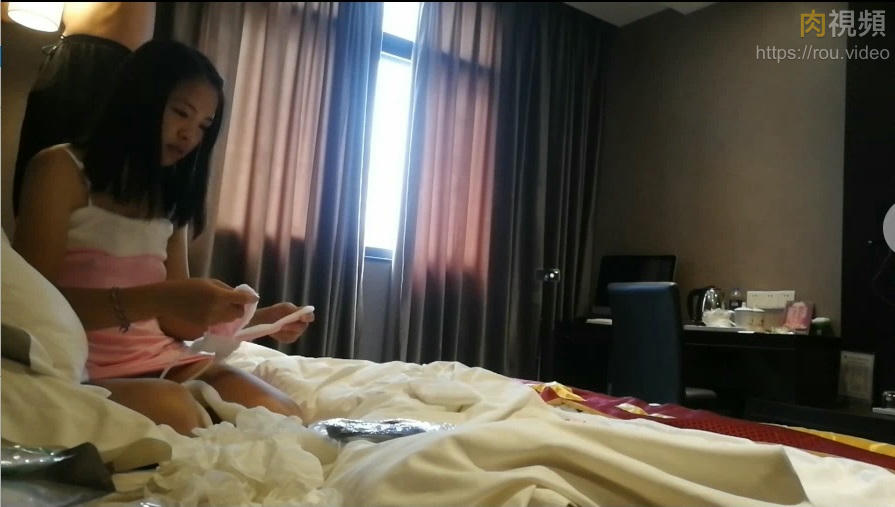 約操乖巧可愛小妹妹穿上可愛兔女郎衣服 被操的叫爸爸 絲襪