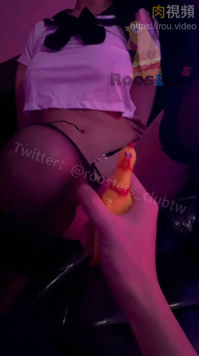 穿著誘人JK制服女生塞著肛塞啪啪 公雞俱樂部