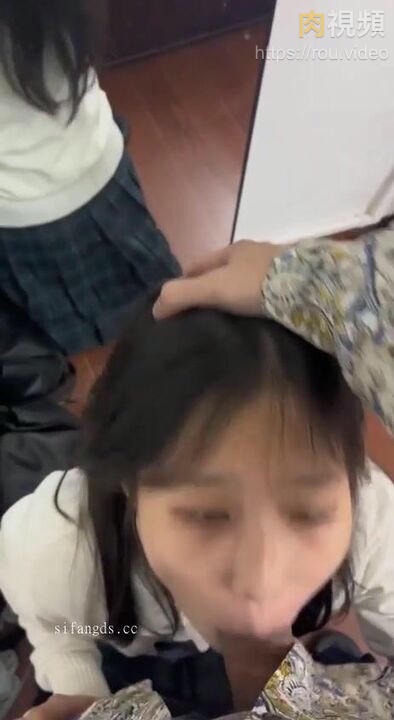 聽話女奴自動找肉棒吃 被主人掌摑也很滿足的樣子 過膝襪