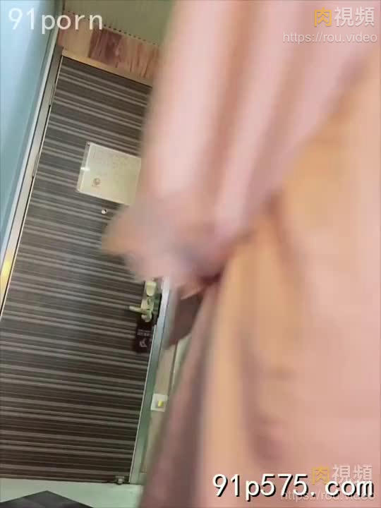 大學老師夾著跳蛋開門拿外賣 被操的直叫baba