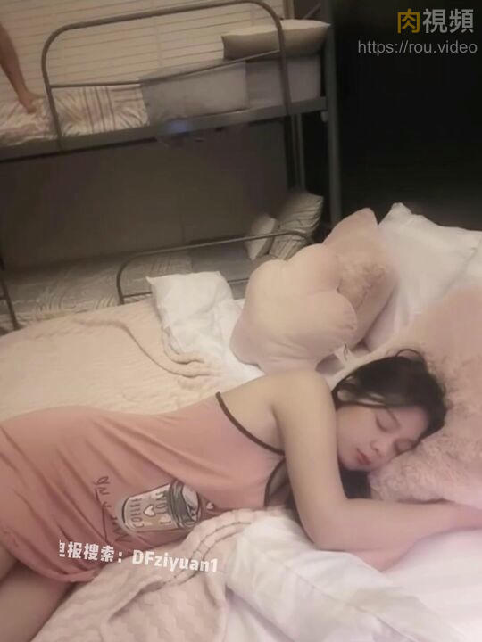 躺在床上懶洋洋的巨乳美女被巨棒插入浪叫不斷 專約蘿莉Look