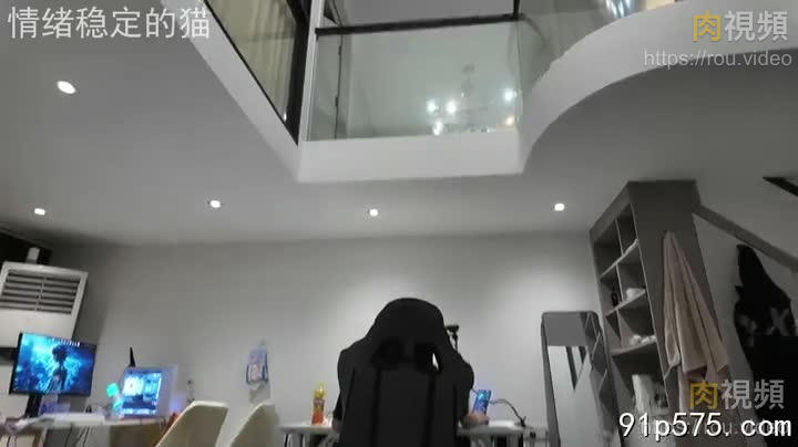 在室友背後偷情短髮美女，按著她後入卻不敢出聲怕被發現