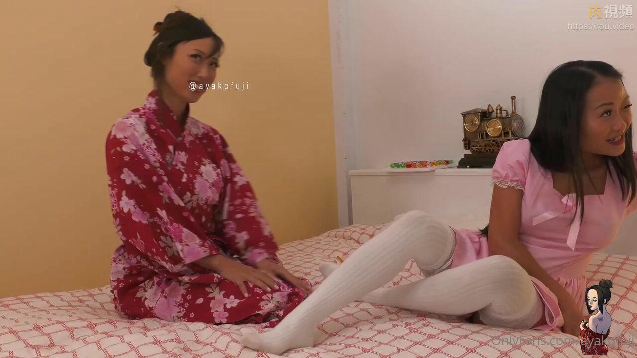 閏蜜互舔陰蒂插假屌玩69 ayako