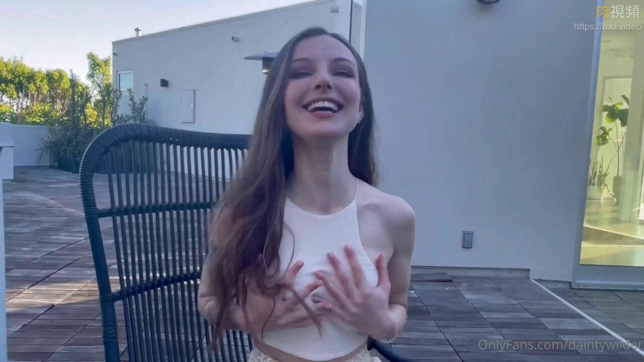 漂亮美女和女閏蜜戶外露出 車上互舔 dainty