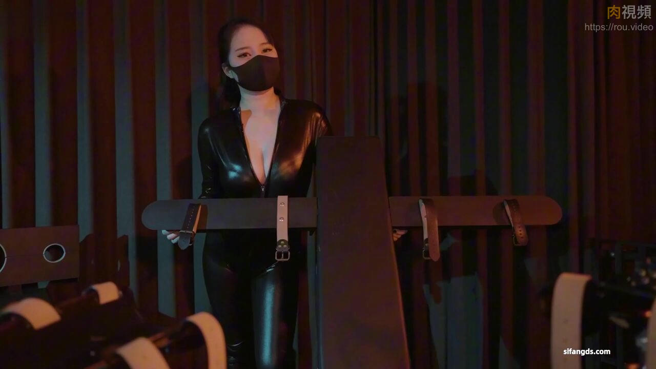 女王姐姐手足乳腿交調教小狗 反被小狗暴力狂操 NINA媽媽