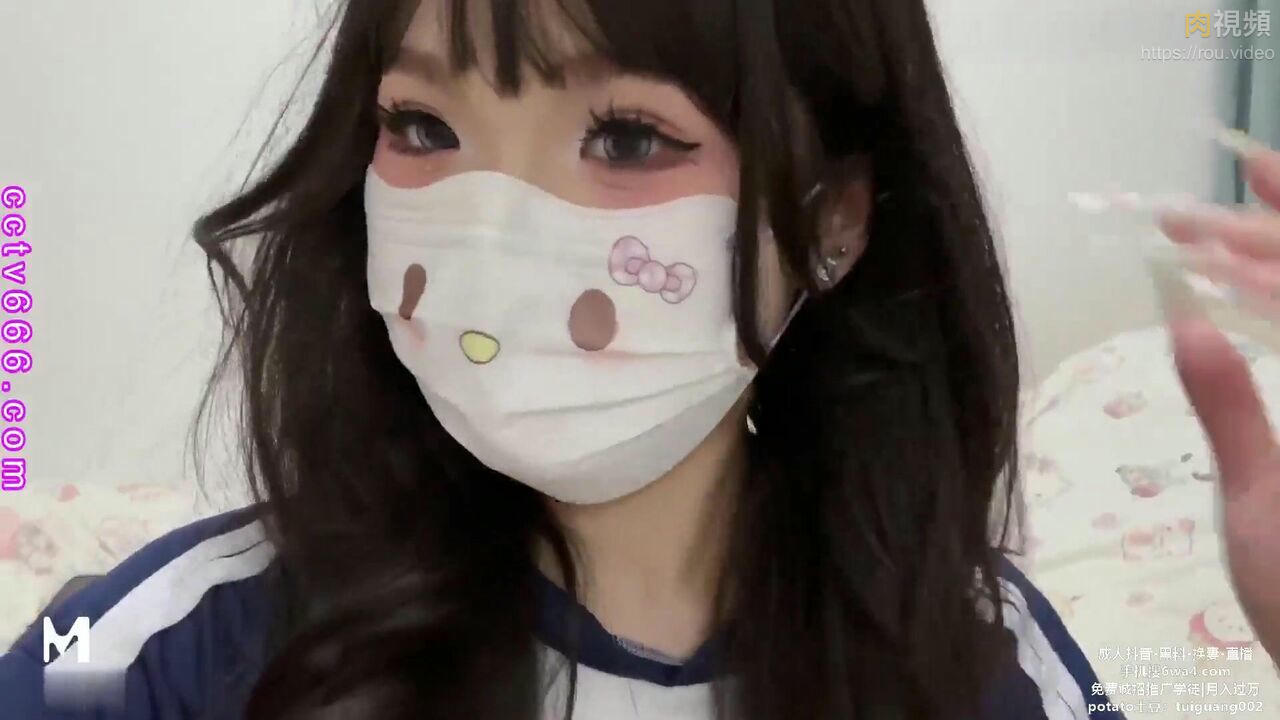 騷妹發現親哥在房間裡打手槍 妹妹看著看著在門口自慰起來 過膝襪