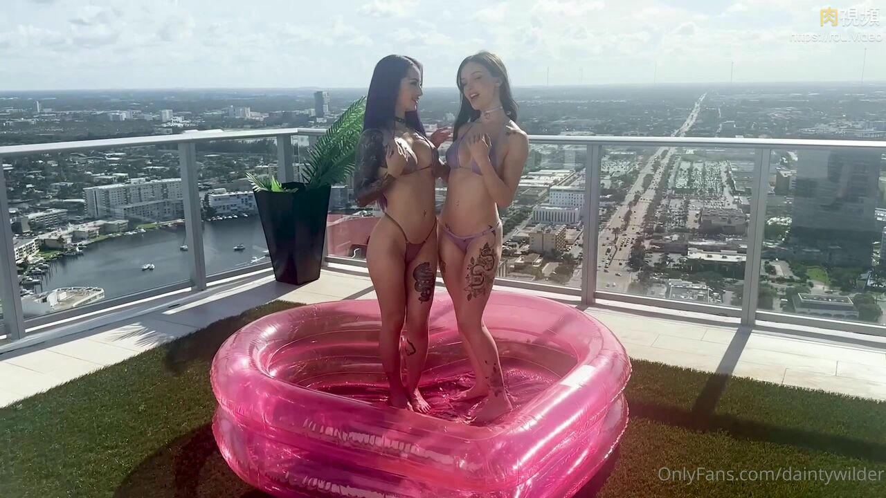 兩位野性美女天台泳池百合降降溫 dainty
