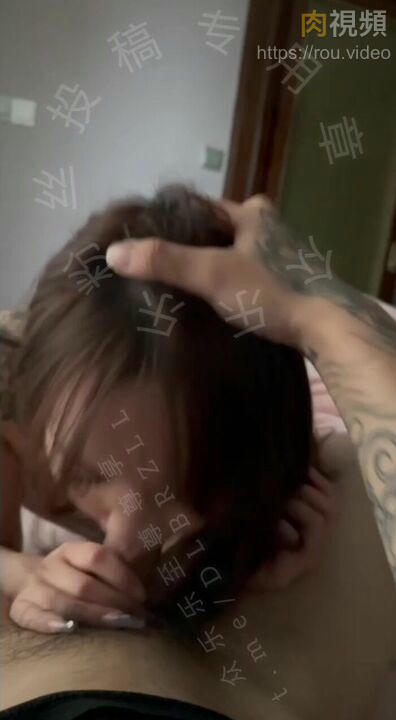 約操膚白紋身美女 一邊拍打屁屁一邊後入 牛戰士