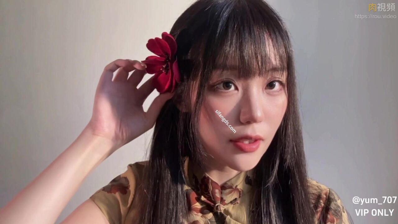 極品痴女黑絲旗袍自慰很色很騷 玉米Yum