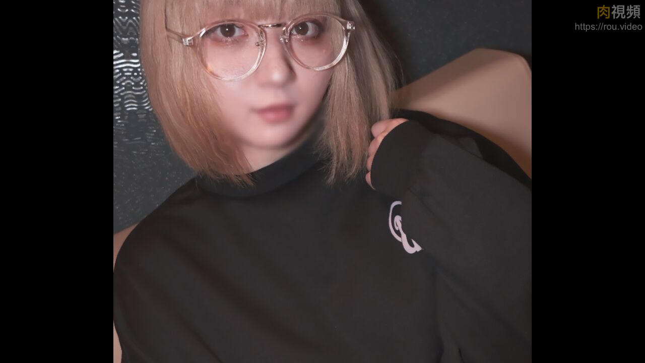 18歲的聲優練習生 壓抑著聲音偷偷地在網咖進行活塞運動被射滿白虎小穴 無碼