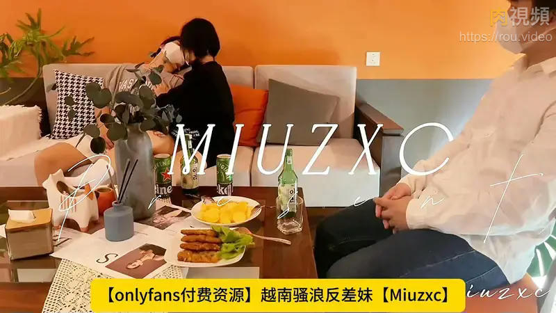 老公帶朋友回家喝酒自己喝倒了，那隻好把嬌妻便宜了朋友！ Miuzxc