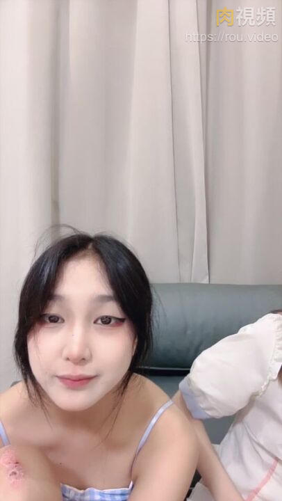 白嫩閨蜜們玩很開 一起翹起屁屁等待被操 小藝同學