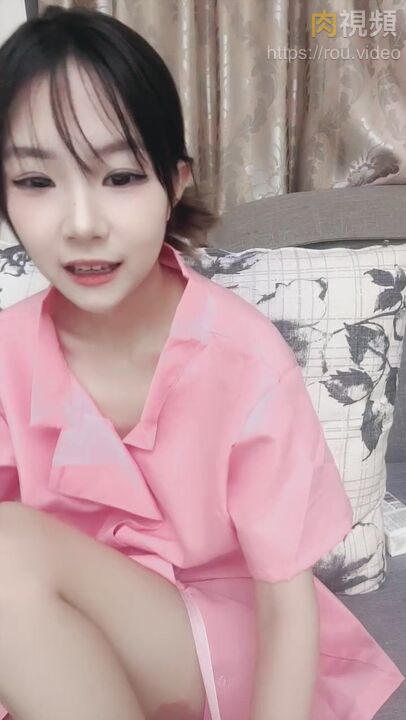 樣子清純但內裡非常淫蕩的騷女們制服派對 小藝同學