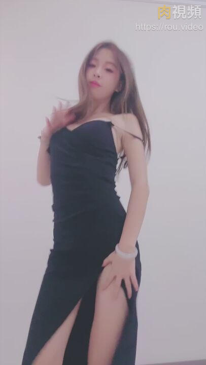 白晢漂亮嫩妹穿上戰衣跳舞 引來兩個小哥來操穴 小藝同學