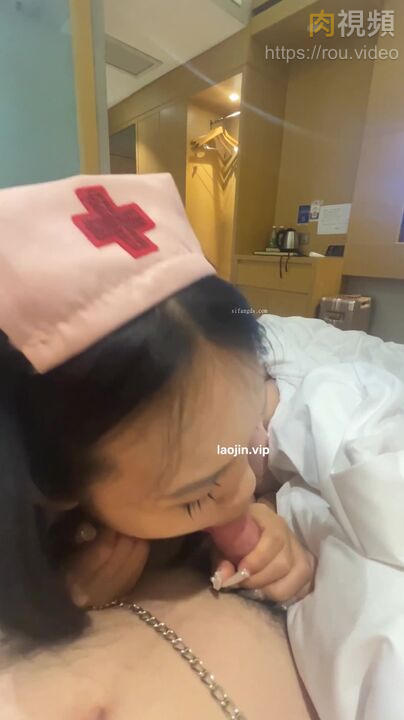 狗鏈綁著我的護士制服性奴讓她好好侍奉主人 過膝襪