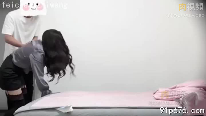 風騷丈母娘找女婿訴苦，被女婿按倒壓在身下插入騷逼，被女婿猛幹