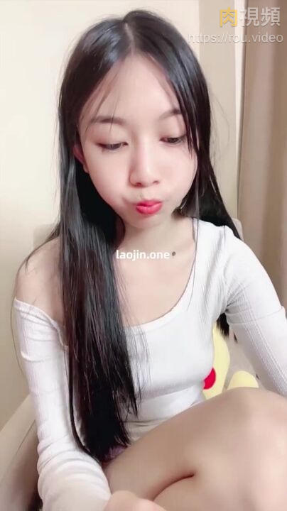 想像不到來自四川的小美女 小穴是那樣黑性欲滿滿的樣子 絲襪