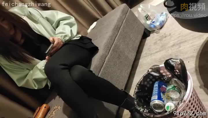 離婚單身少婦，騷逼還粉紅色的，欲拒還迎推倒，逼還非常緊