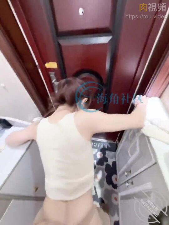 騷貨出軌同事一邊給老公打電話一邊被大雞巴猛操 絲襪