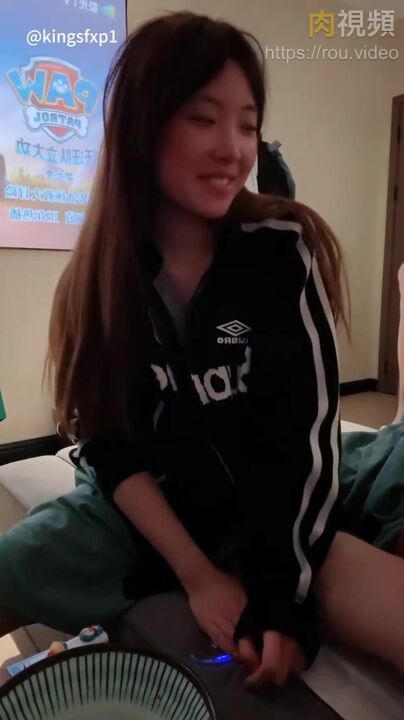 膚白甜美女孩要吃飽飽才和男友啪啪 柚子