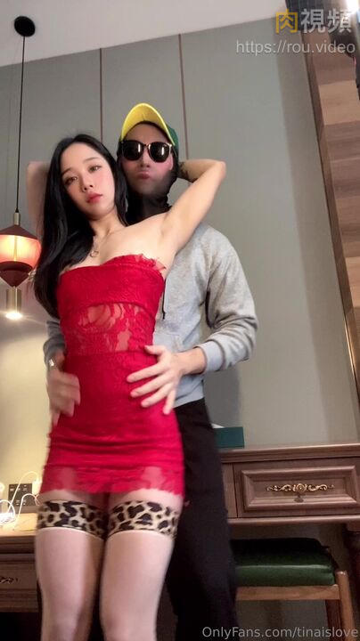 樣子清純甜妹被金主爸爸把假肉棒塞進小穴裡騷叫不斷 tinaislove