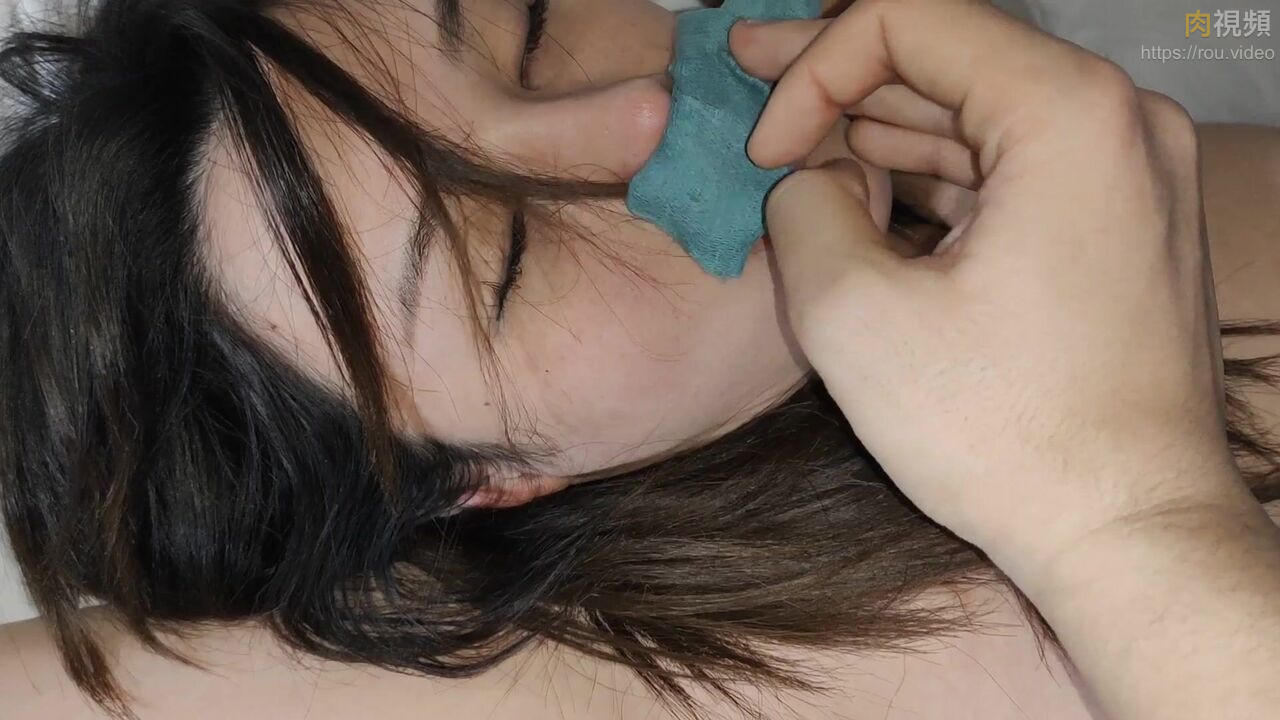 兩名變態攝影師在摩鐵迷姦美女模特 半夢半醒被3P狂操 多P