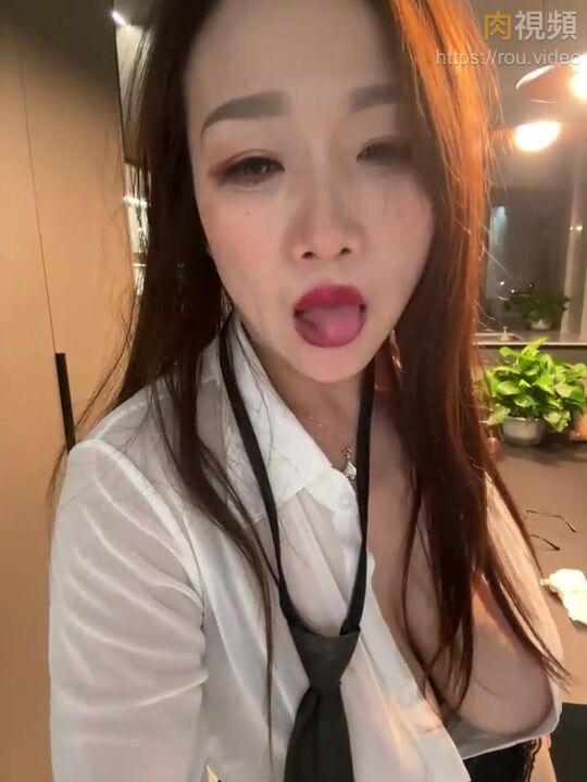 超騷大奶御姐很想要粗壯的肉棒 絲襪