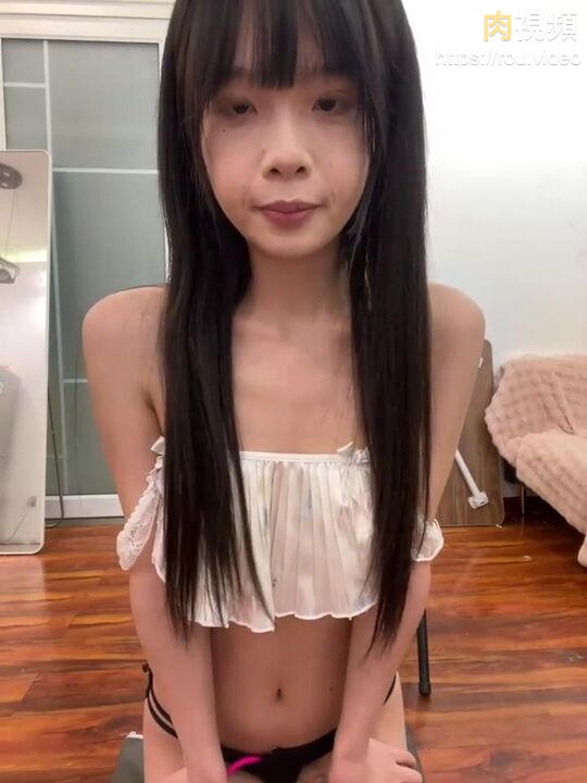 清純學生不斷嘗試折磨自己敏感帶 QIQI