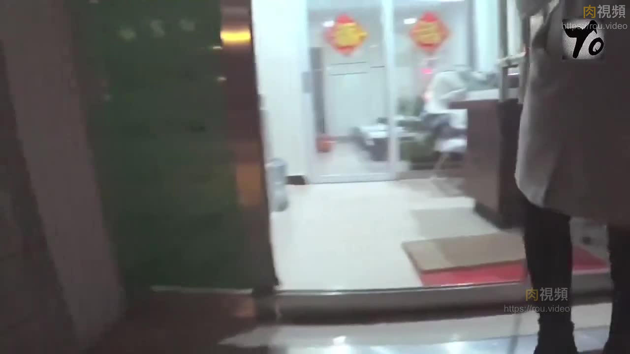 按摩途中老婆主动出击 各种手撸，主动口活，估计老板太激动了，无套插入后听到老婆被干的嗷嗷叫